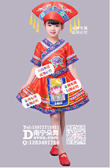 红色壮族女童服
