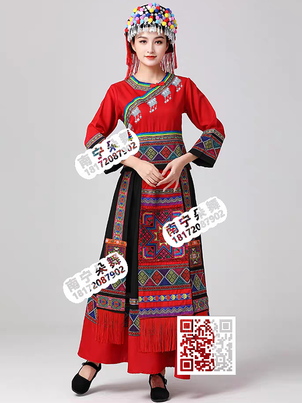 红黑彩球帽瑶族长裙