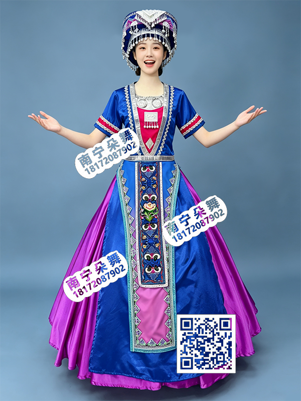 宝蓝V领紫裙银饰瑶族盛装