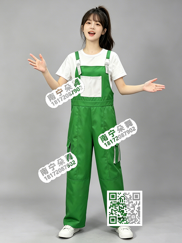白T恤绿色背带裤女工装