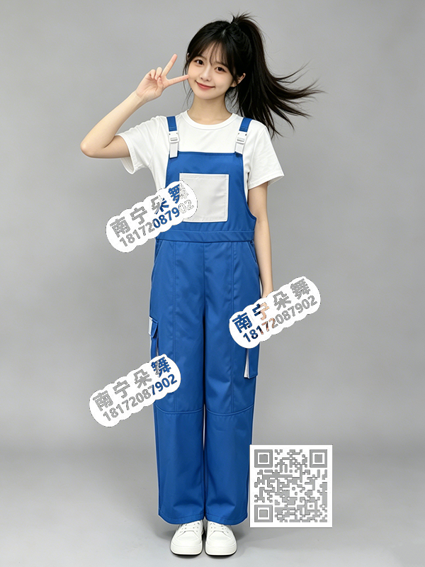 白T恤蓝色背带裤女工装