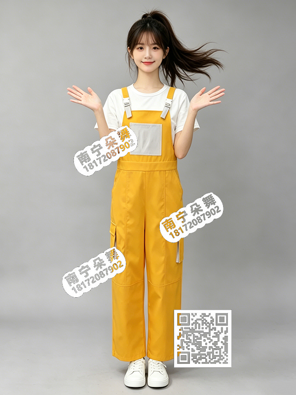 白T恤黄色背带裤女工装