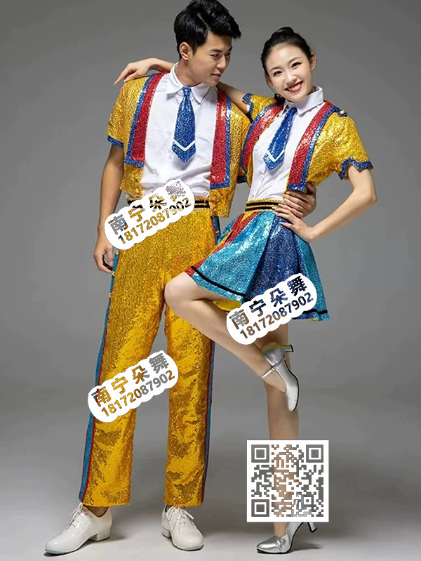 金色间红蓝少年时代男女现代套装